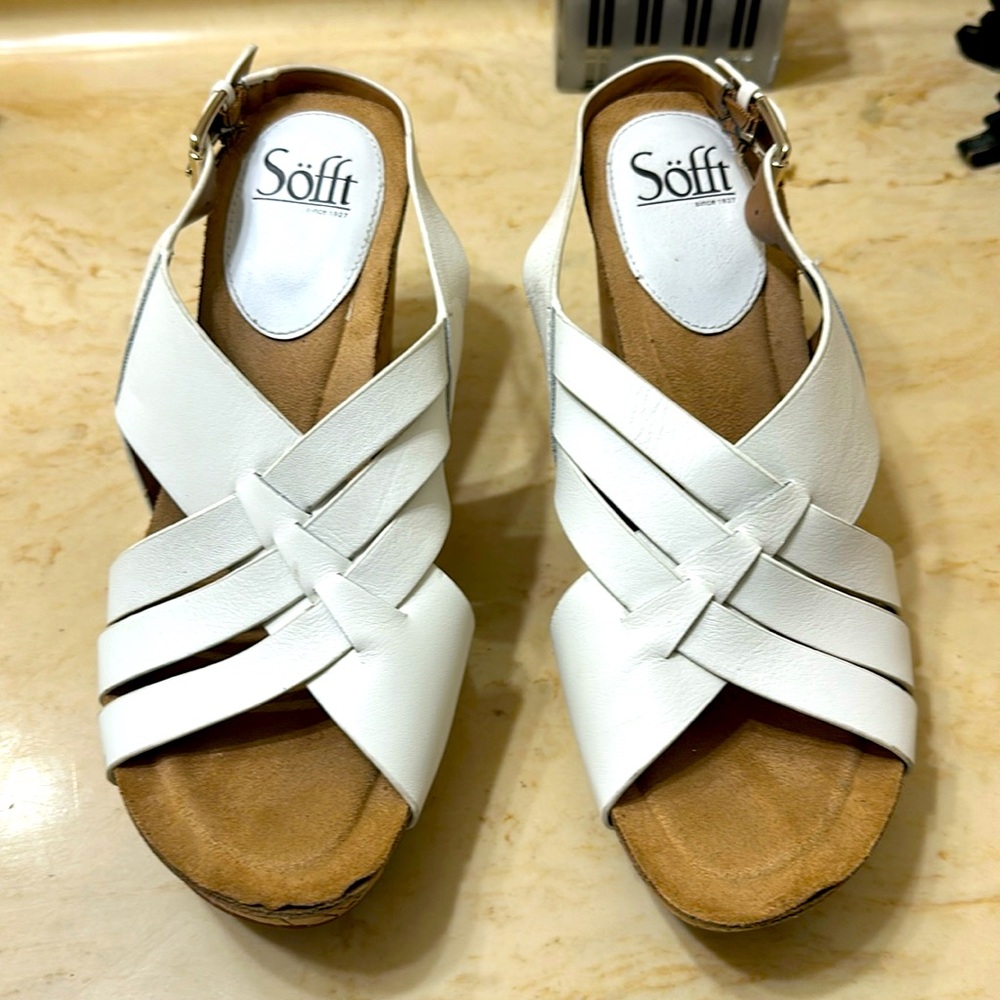 Sofft shoe size 9M color white.